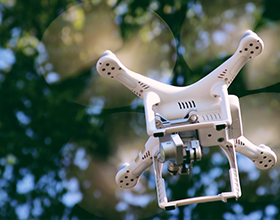 travail de vitesse main oeuvre drone agricole